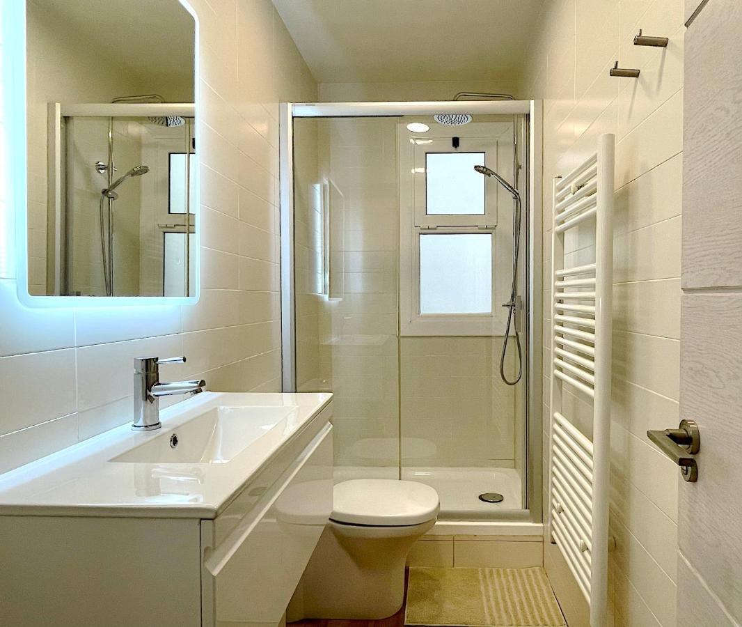 Abbott Apartment - 1 Min From The Beach - 100M2 - Sleeps 8 Ситжес Екстериор снимка
